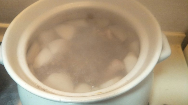 煲一锅好汤—砂锅排骨萝卜汤🍲,大火烧开后,