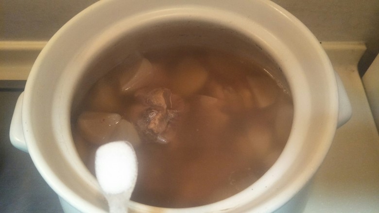 煲一锅好汤—砂锅排骨萝卜汤🍲,放入一勺盐调味。