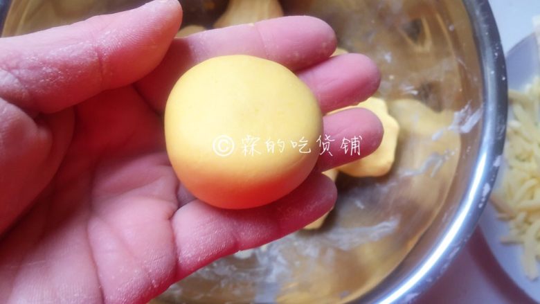 芝心芝麻南瓜饼,再按扁,整理成一个小饼状