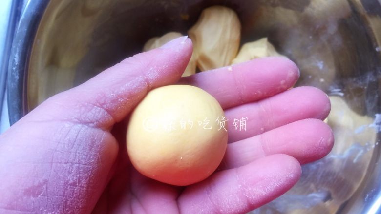 芝心芝麻南瓜饼,随后收口,揉圆