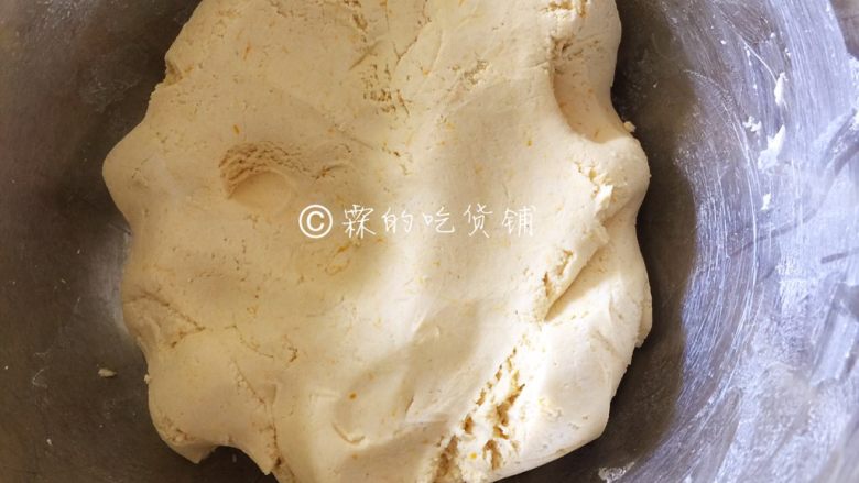 芝心芝麻南瓜饼,再揉成一个,湿润但不粘手的面团