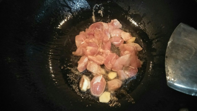 香菇滑鸡块,热锅放油,放入腌制好的鸡腿肉爆抄一会