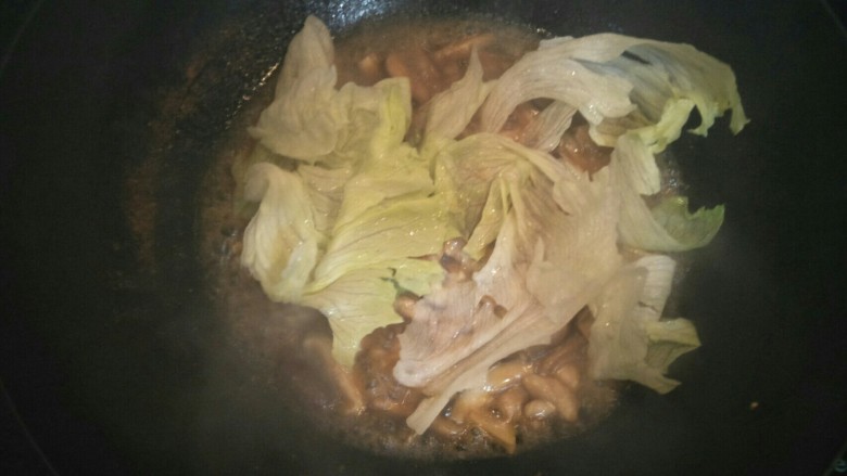 香菇滑鸡块,鸡肉煮到八成熟时加入洗干净的<a style='color:red;display:inline-block;' href='/shicai/ 121'>生菜</a>,淀粉水