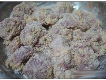 酸甜咕咾肉,将猪肉用〔腌肉料〕腌制20分钟入味后,沾裹<a style='color:red;display:inline-block;' href='/shicai/ 2591'>地瓜粉</a>並静止5分种返潮。