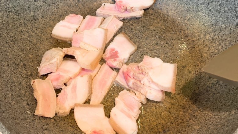 卷心菜炒五花肉粉丝,冷锅热油,放入五花肉翻炒均匀