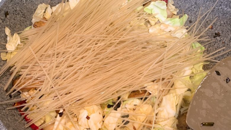 卷心菜炒五花肉粉丝,加入红薯粉翻炒均匀,需要加入3杯水焖软红薯粉