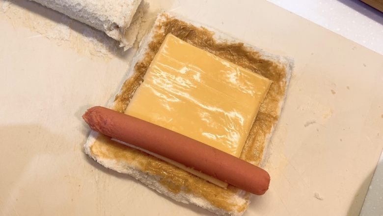两式爆浆吐司卷,依次在另一片铺上芝士片,火腿