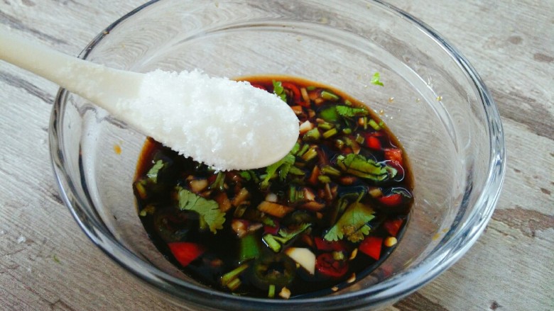 凉拌双耳,加香菜末,食盐和<a style='color:red;display:inline-block;' href='/shicai/ 3729'>白糖</a>