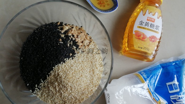 花生芝麻糖,准备好所有食材,我用的是法焙客牛轧盘整形,在盘子上垫一张油纸