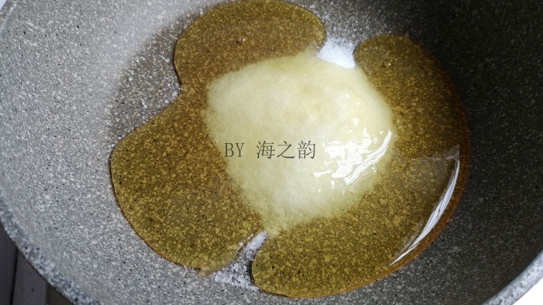 花生芝麻糖,糖和糖浆倒入不粘锅里,加入一点点盐,小火加热