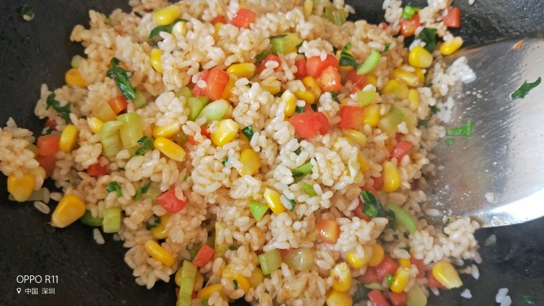 儿童餐-蔬菜叮炒饭&海带豆腐肉丸汤,最后关火加盐调味翻拌均匀