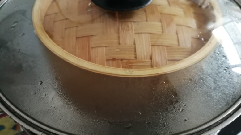 红糖马拉糕,锅里的水烧开后放上蒸笼,大火蒸30分钟