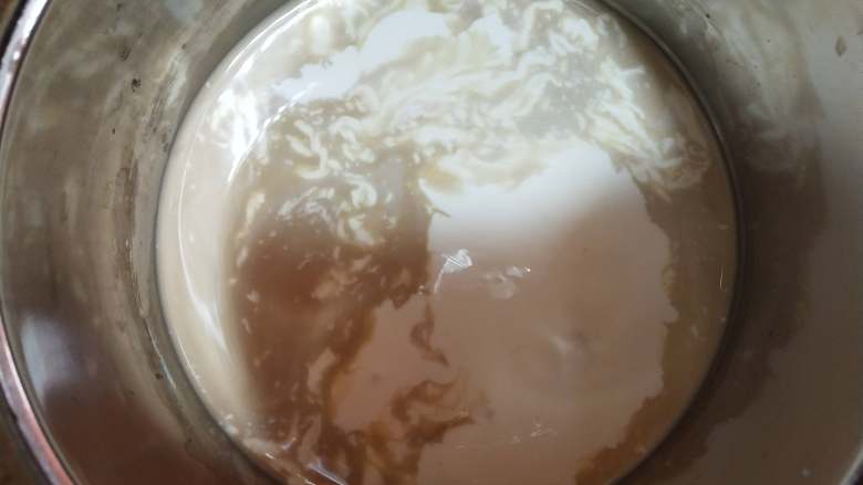 脆皮咖啡冻,牛奶中加咖啡液和细砂糖加热至沸腾后离火,慢慢倒入淡奶油,搅拌均匀!最后加入泡好的吉利丁搅拌均匀!做好的咖啡冻晾至室温!(不要放冰箱,会凝固的!更不要太热,太热的话会融化掉做好的巧克力外壳)