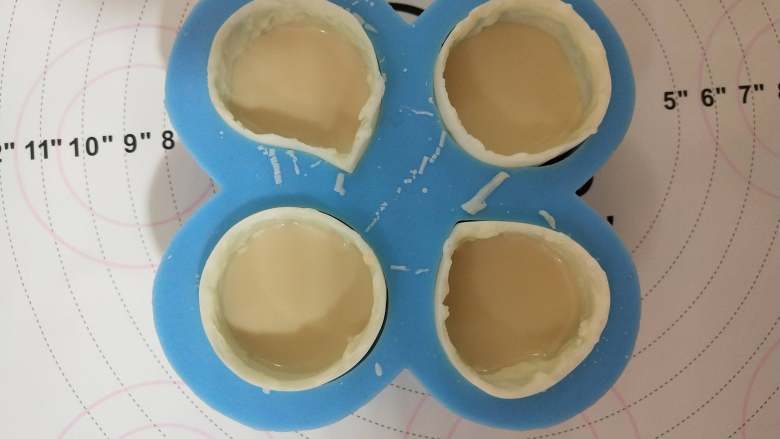 脆皮咖啡冻,将做好的咖啡冻用勺子蒯入巧克力外壳内,一半满!