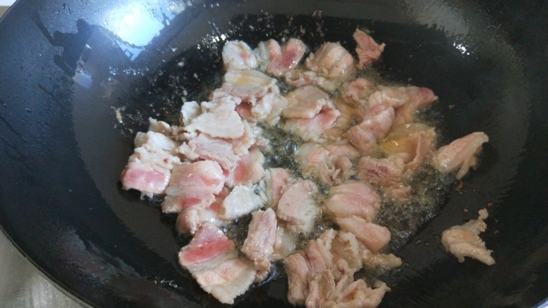 北京特色菜 红烧冻豆腐,锅中倒入适量油烧热,放入<a style='color:red;display:inline-block;' href='/shicai/ 428'>五花肉</a>片炒出油。