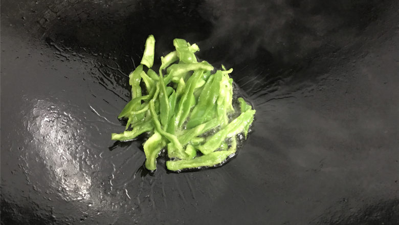 雪菜猪心,把老姜放入爆出香味后,放入青椒丝。