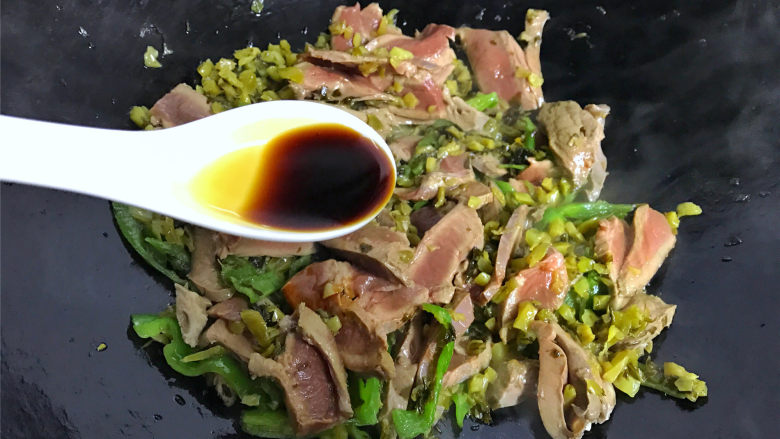 雪菜猪心,炒匀后,加入1勺<a style='color:red;display:inline-block;' href='/shicai/ 788'>生抽</a>调味。