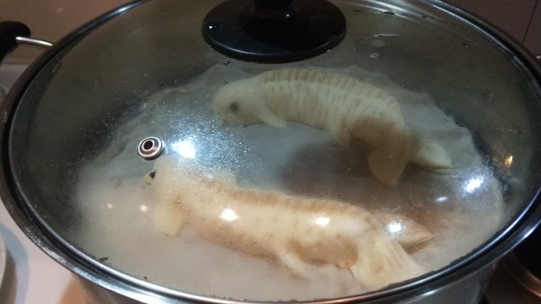 年年有余 新文美食 蒸面鱼,开火蒸15分钟即可关火。