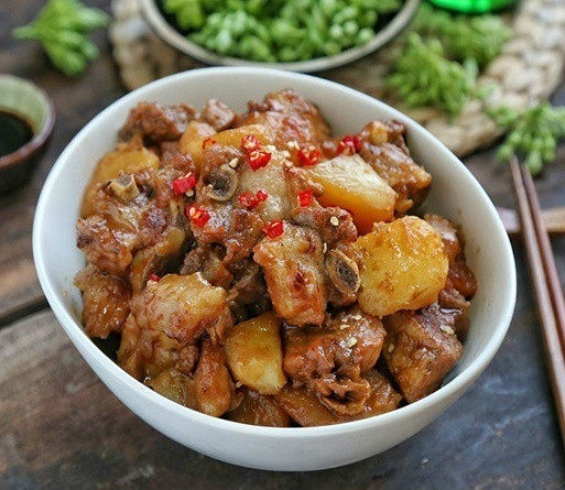 土豆烧肉,做这道菜的好处就是把料下锅之后就可以去休息啦!