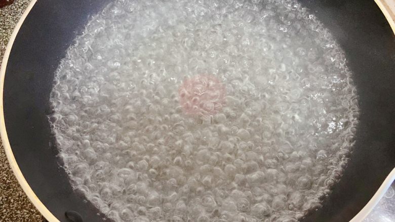 剁椒蒸鸡翅,接着起锅加适量清水,将水烧开。