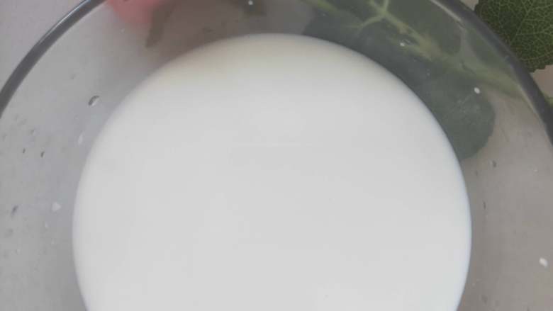 软糯好吃的台湾鲜奶麻薯,吃了还想吃 ,<a style='color:red;display:inline-block;' href='/shicai/ 219'>牛奶</a>倒入碗中
