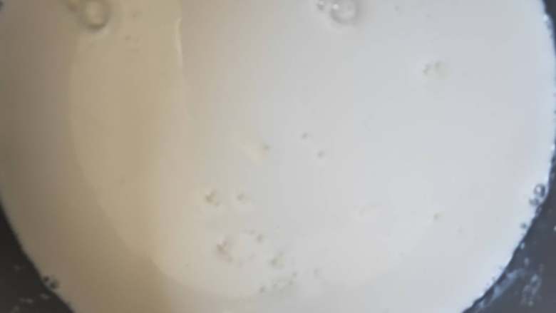 软糯好吃的台湾鲜奶麻薯,吃了还想吃 ,把搅拌好的液体倒入锅内。
