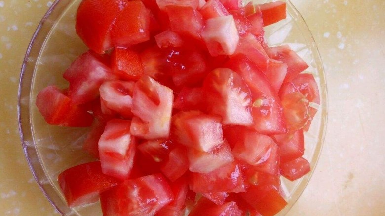 不一样的西红柿炒鸡蛋 ,将所有材料准备好,<a style='color:red;display:inline-block;' href='/shicai/ 3551'>西红柿</a>洗净,切丁装盘备用。