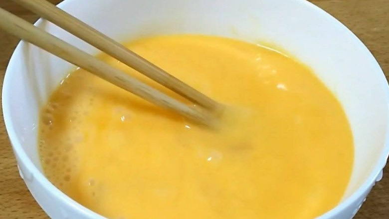 不一样的西红柿炒鸡蛋 ,碗中打入4个母<a style='color:red;display:inline-block;' href='/shicai/ 9'>鸡蛋</a>,用筷子搅散备用。