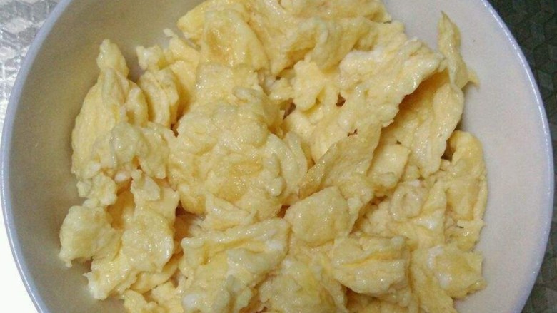 不一样的西红柿炒鸡蛋 ,锅内倒入适量油,烧热,倒入打散的鸡蛋液,炒熟,装碗中备用