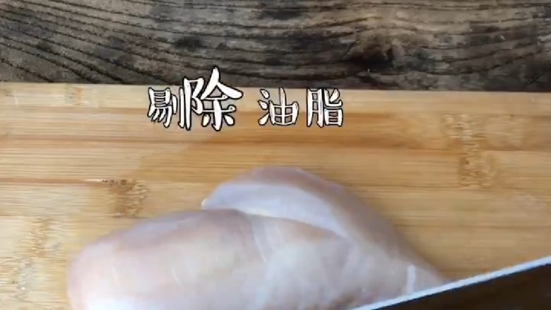 低脂无油版鸡米花 ,将所有材料准备好,<a style='color:red;display:inline-block;' href='/shicai/ 101'>鸡胸肉</a>用刀切到多余油脂,切成大小均匀的肌肉块放入碗中备用。葱姜切片备用