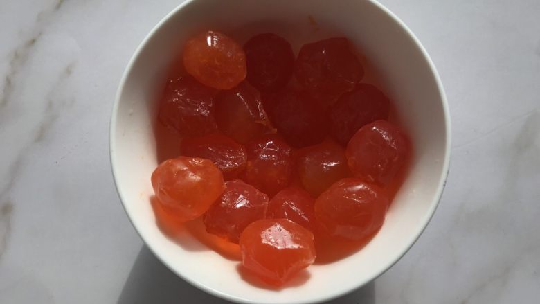 蛋黄酥(黄油版),把鸭蛋黄放入碗中加入适量白酒去腥