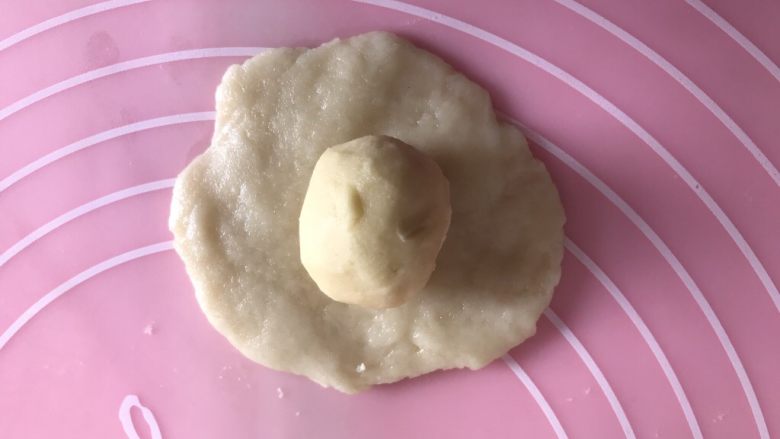 蛋黄酥(黄油版),油皮擀成圆片包裹上油酥