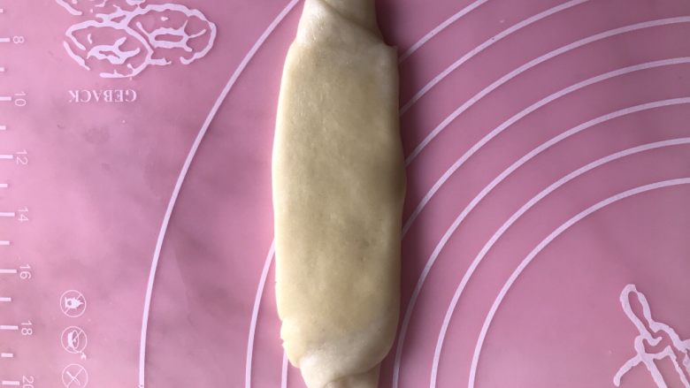 蛋黄酥(黄油版),在一次擀成长舌状