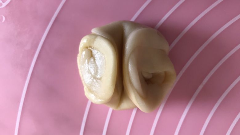 蛋黄酥(黄油版),醒好的面两头压一下