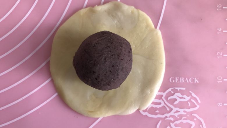蛋黄酥(黄油版),放到擀好的饼上,包起来