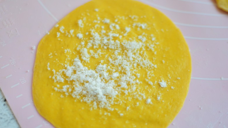 烤南瓜千层饼,刷油,撒白糖