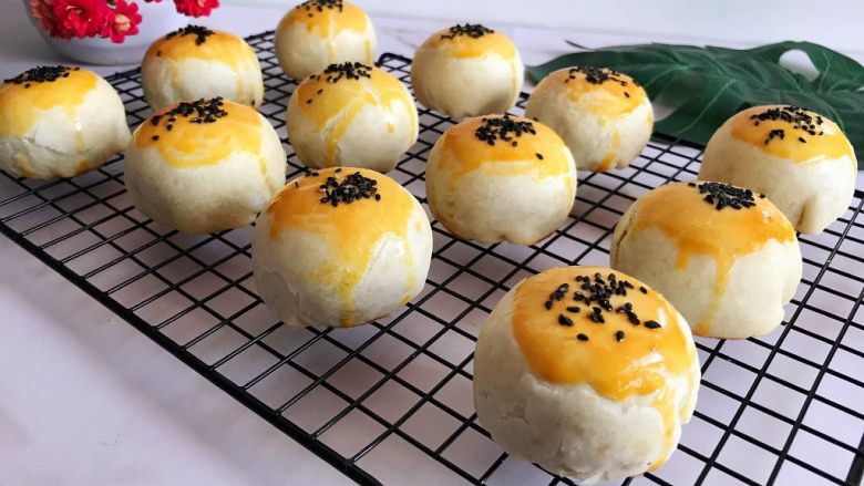 蛋黄酥(黄油版),晾凉后就可以食用啦