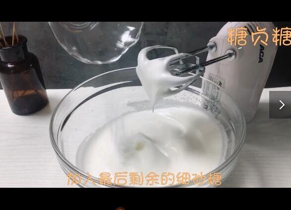 基础蛋糕胚,细砂糖30克分三次加入蛋白中,打至蛋白细腻拉起有弯勾即可