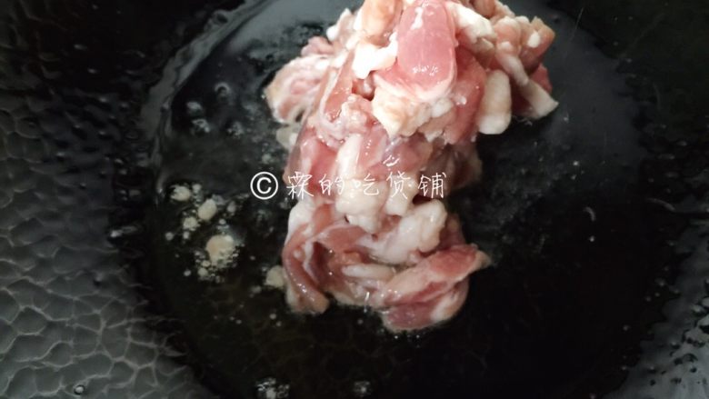 家常小炒 紫花菜炒五花肉,起油锅，五花肉倒入