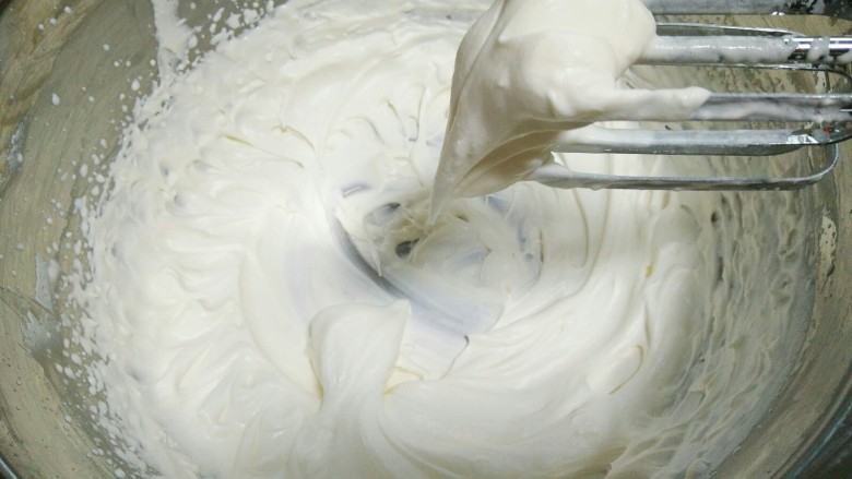 麋鹿奶油蛋糕,取抹面淡奶油加入15克糖,打至奶油不流淌,要比夹心软一点,如图所示