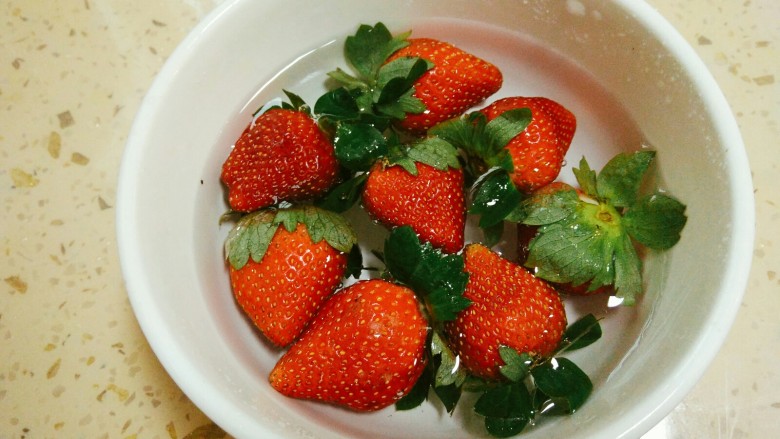 麋鹿奶油蛋糕,<a style='color:red;display:inline-block;' href='/shicai/ 592'>草莓</a>清洗干净用盐水泡一会,之后沥干水分备用