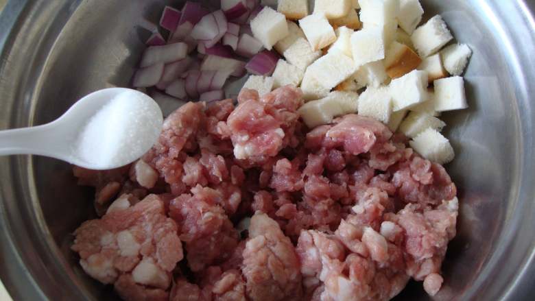 西西里肉丸意面,做肉丸:肉馅中放入面包丁,洋葱碎
