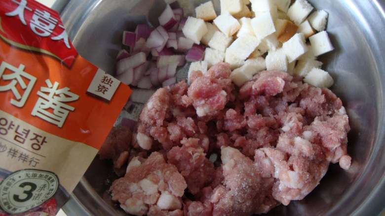 西西里肉丸意面,加黑胡椒粉,盐,牛奶,烧烤酱适量拌匀
