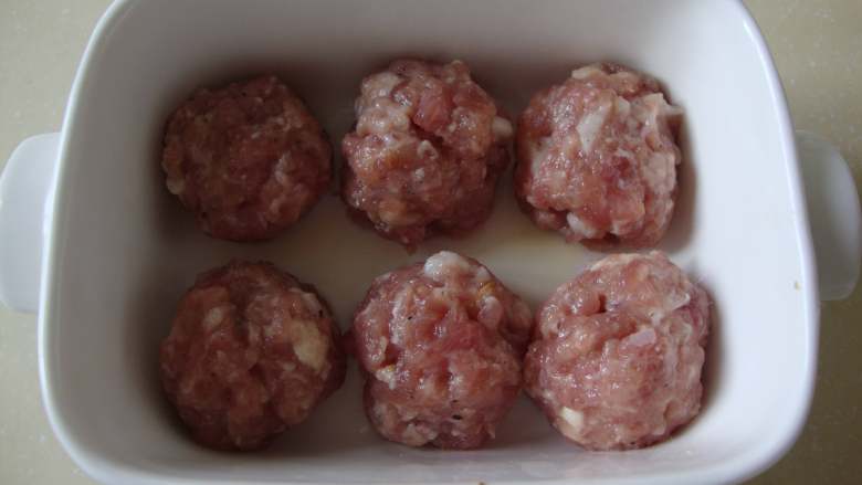 西西里肉丸意面,团成小丸子,放到烤碗中