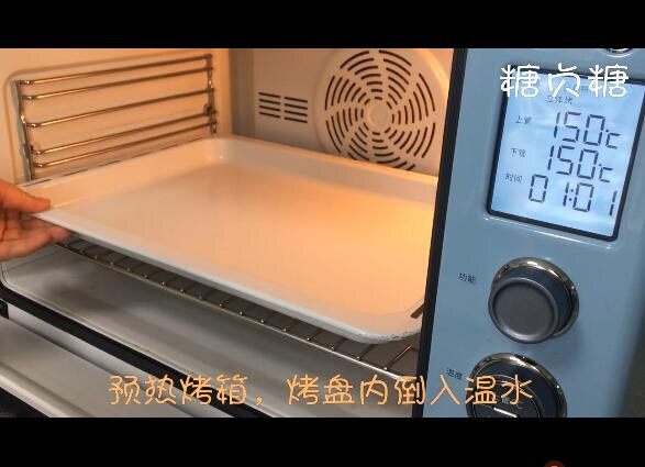 重芝士蛋糕,预热烤箱,烤盘内倒入温水