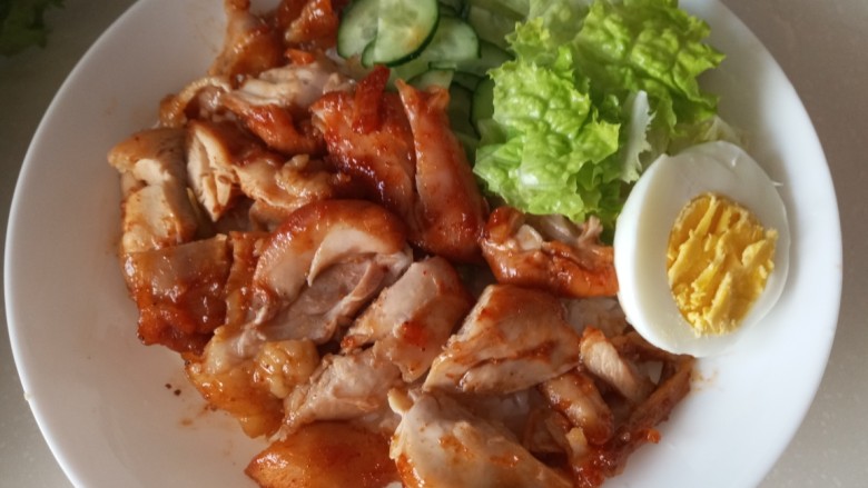 自制烤肉拌饭,放黄瓜,鸡蛋生菜