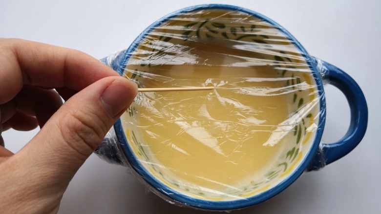 海参蒸蛋羹,烤碗上盖上保鲜膜,再用牙签扎几个窟窿,