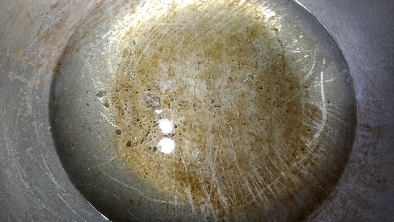 滑炒猪肝,锅烧热,放入大量色拉油。