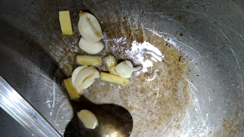 滑炒猪肝,热锅冷油,放入大蒜子生姜,煸香。