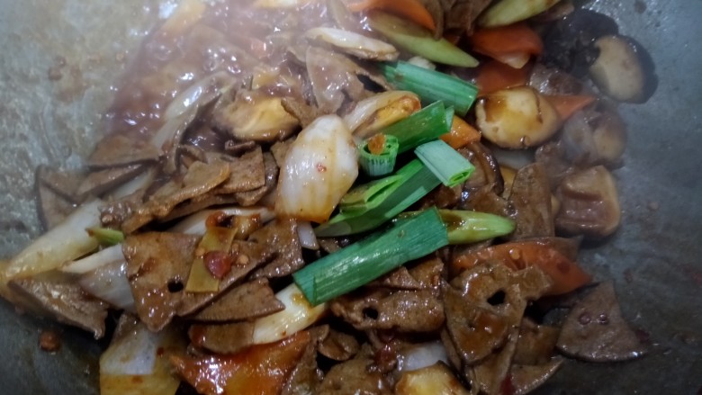 滑炒猪肝,最后放入大蒜叶,放点<a style='color:red;display:inline-block;' href='/shicai/ 66850'>辣油</a>。大火收汁就可以了。